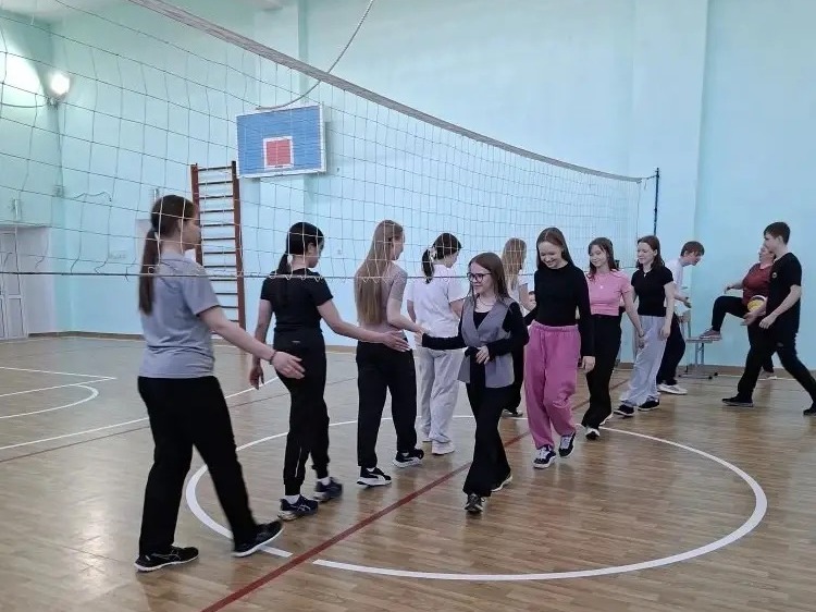 Соревнования по волейболу.